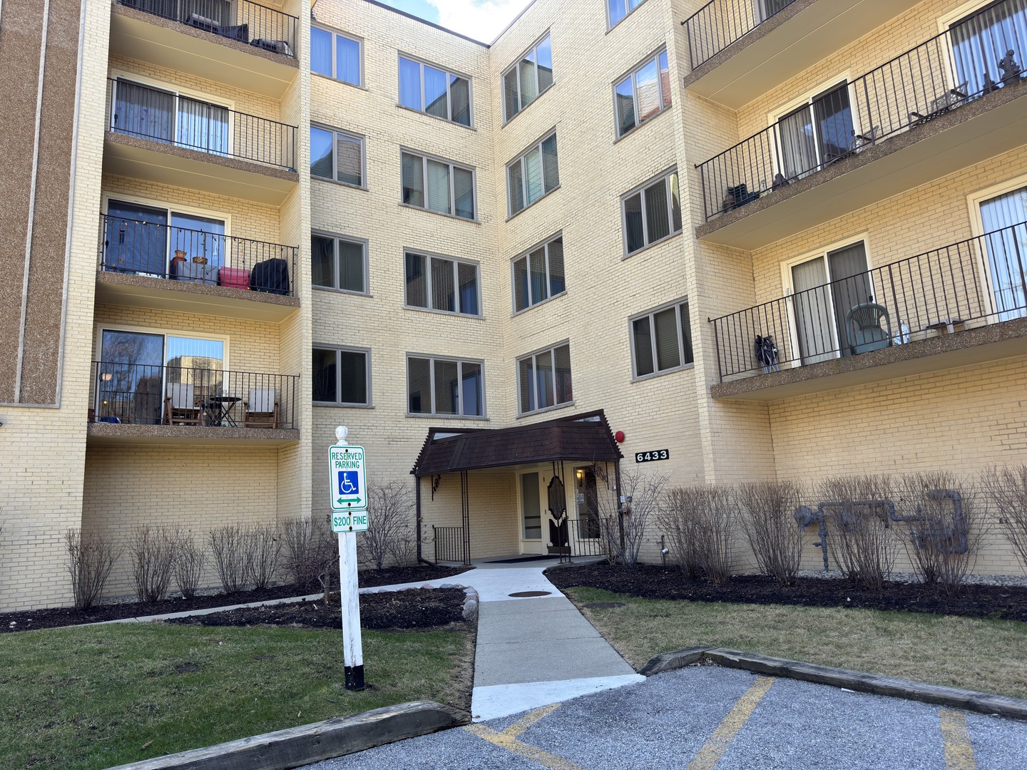 6433 W Belle Plaine Avenue #302, Chicago, IL 60634