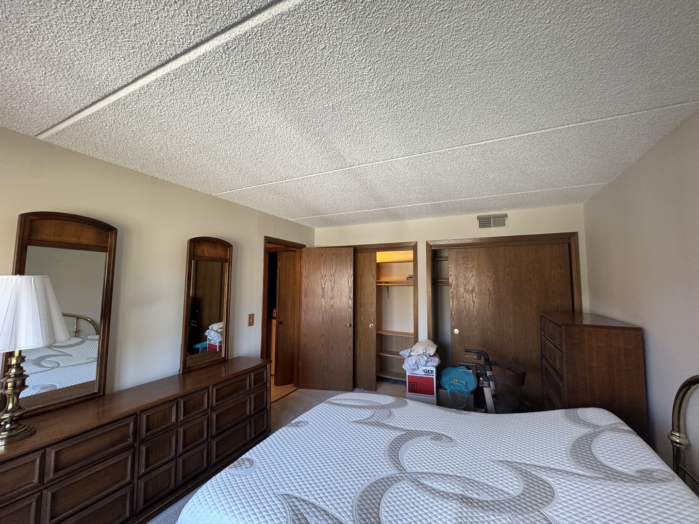 6433 W Belle Plaine Avenue #302, Chicago, IL 60634