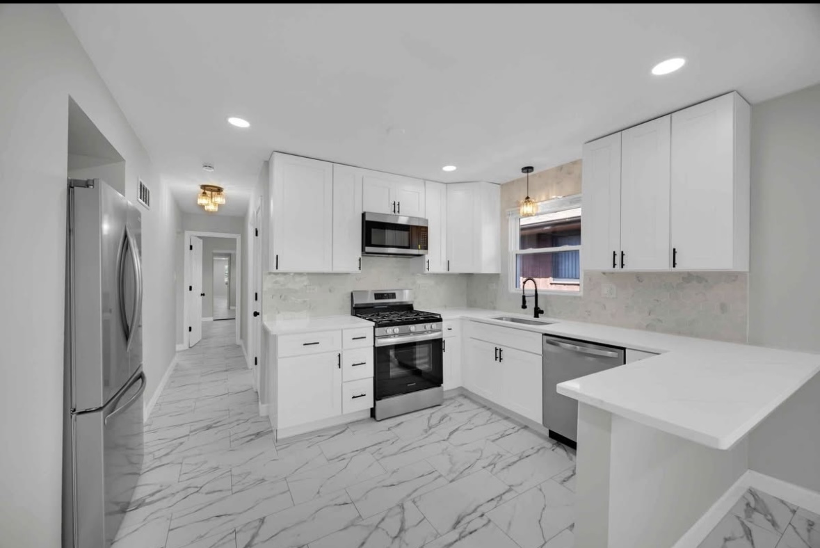 13921 S Manistee Avenue, Burnham, IL 60633