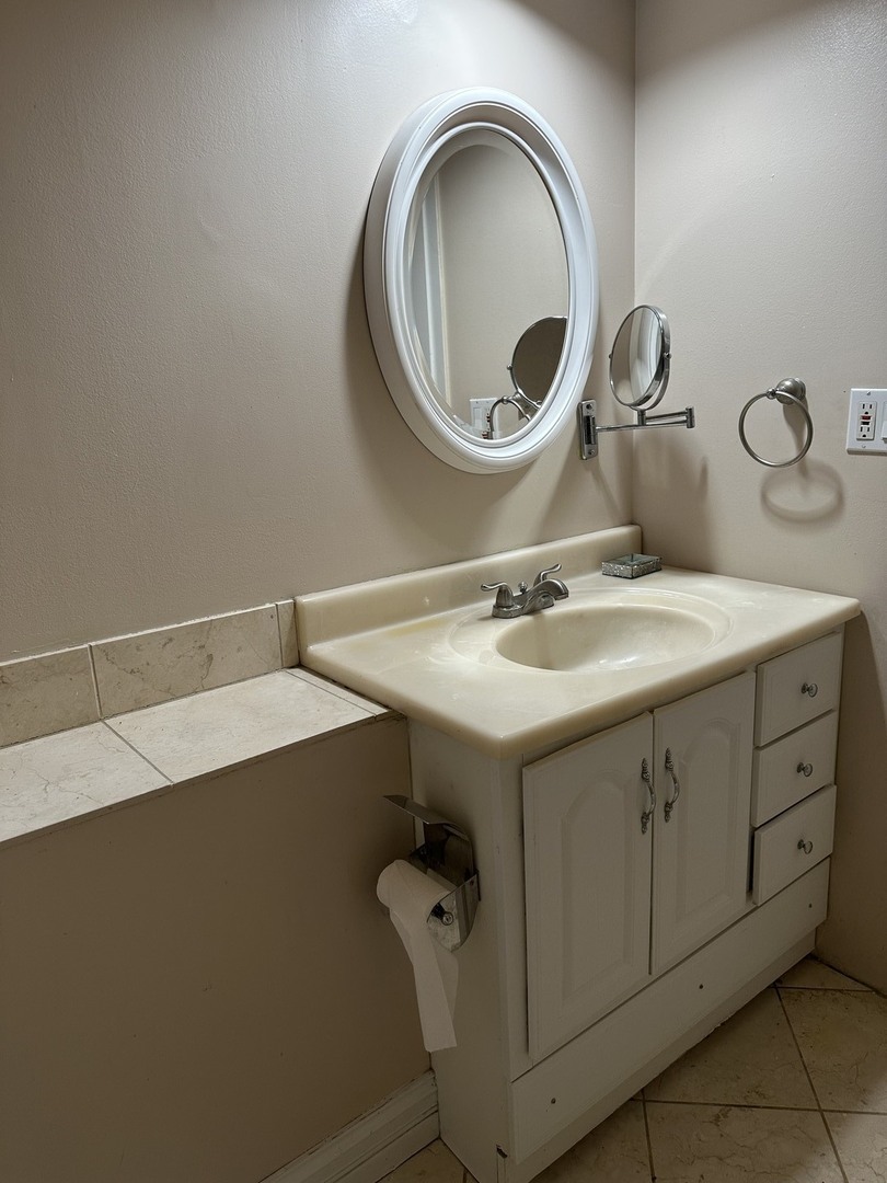 8809 W Golf Road #11F, Niles, IL 60714