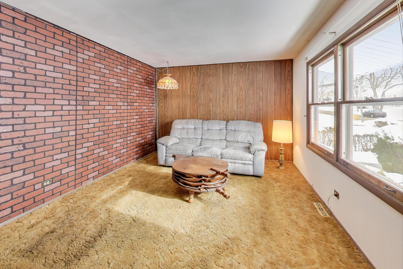 10 Pine Avenue, Lake Zurich, IL 60047