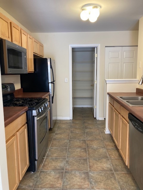 2441 Stoughton Circle #2441, Aurora, IL 60504