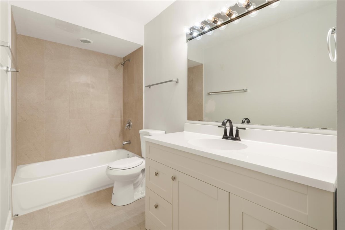 1702 N Drury Lane, Arlington Heights, IL 60004