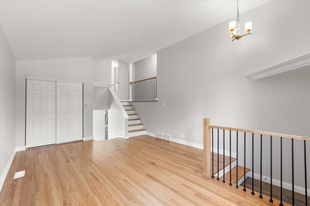 1702 N Drury Lane, Arlington Heights, IL 60004