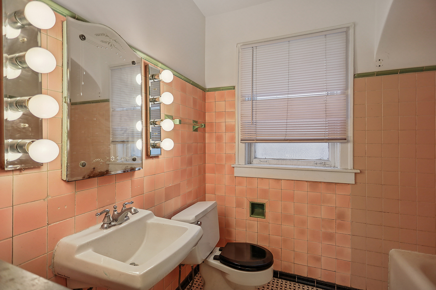 6434 N Mozart Street, Chicago, IL 60645