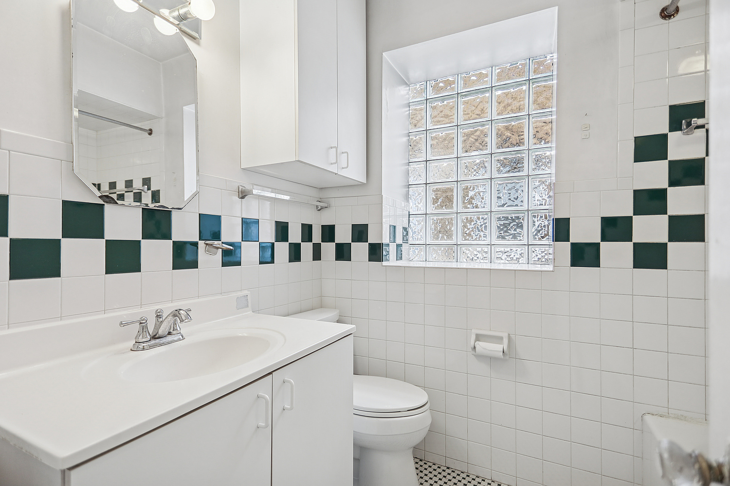 6434 N Mozart Street, Chicago, IL 60645