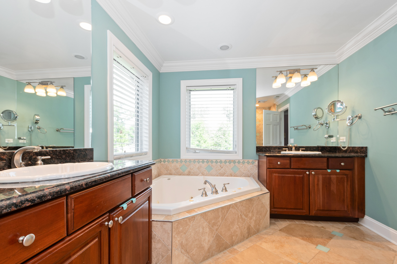 7715 VIRGINIA Court, Willowbrook, IL 60527