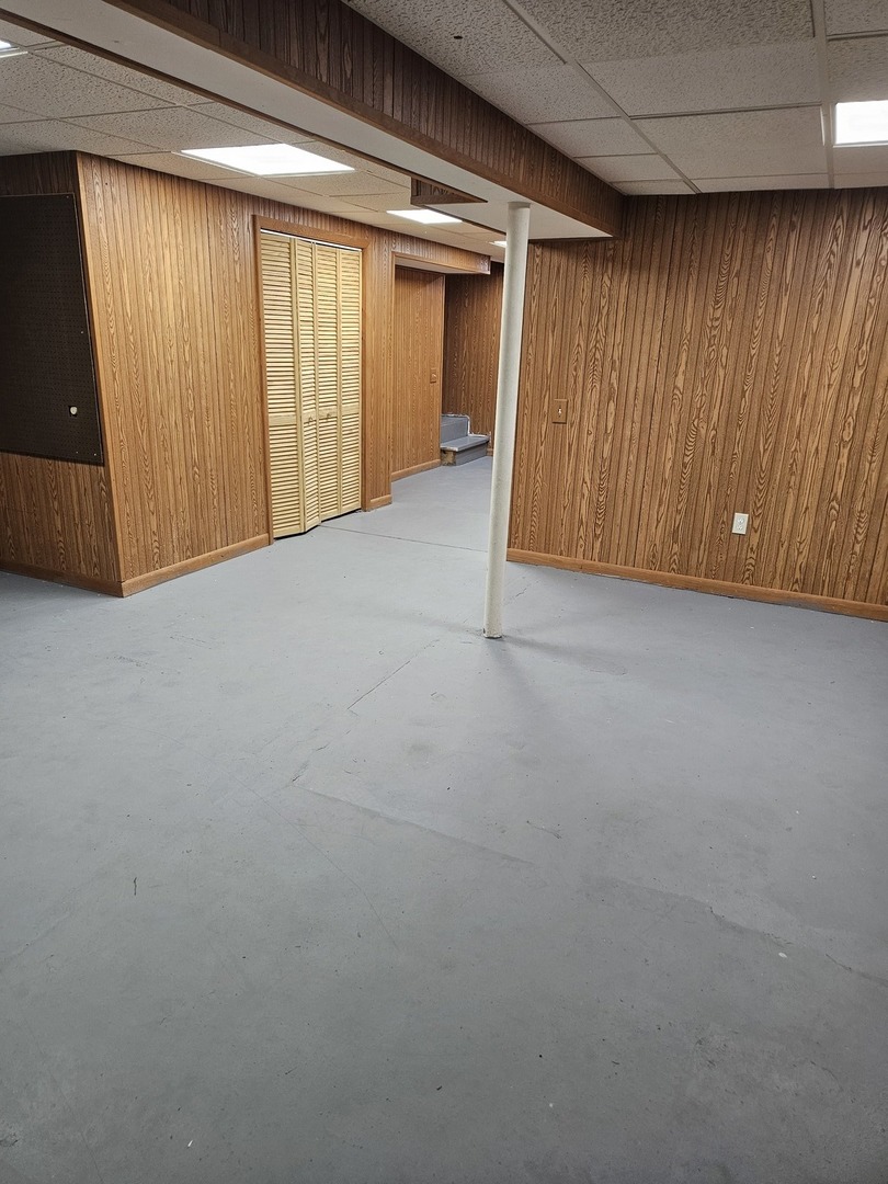 44 E Shagbark Lane, Streamwood, IL 60107