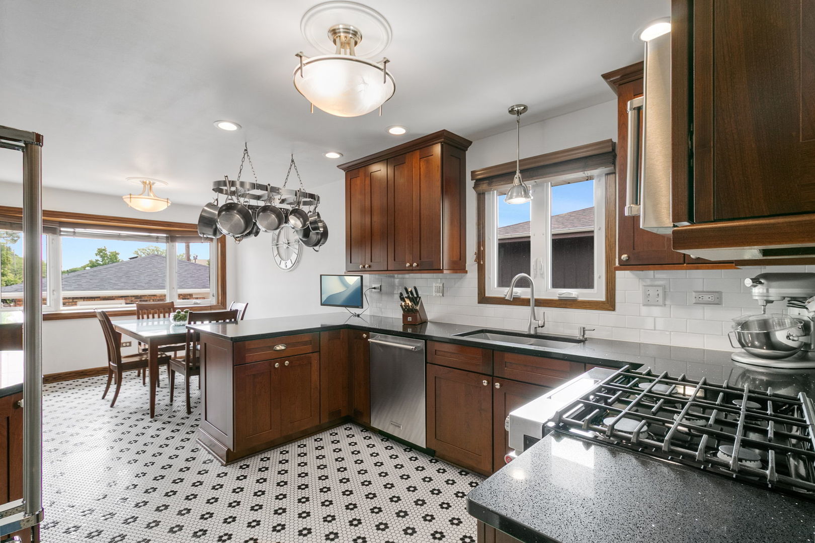 9429 S 55th Avenue, Oak Lawn, IL 60453