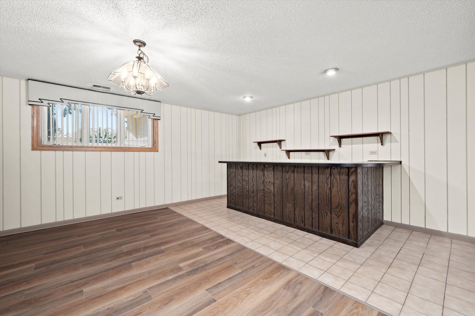 9047 W Oak Crest Court, Palos Hills, IL 60465