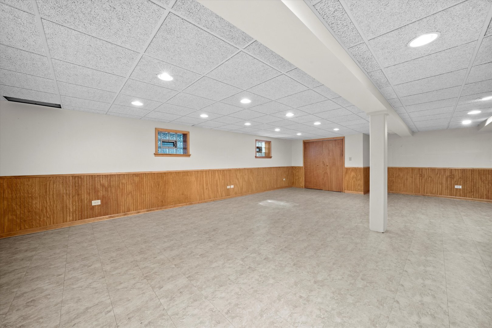 9047 W Oak Crest Court, Palos Hills, IL 60465