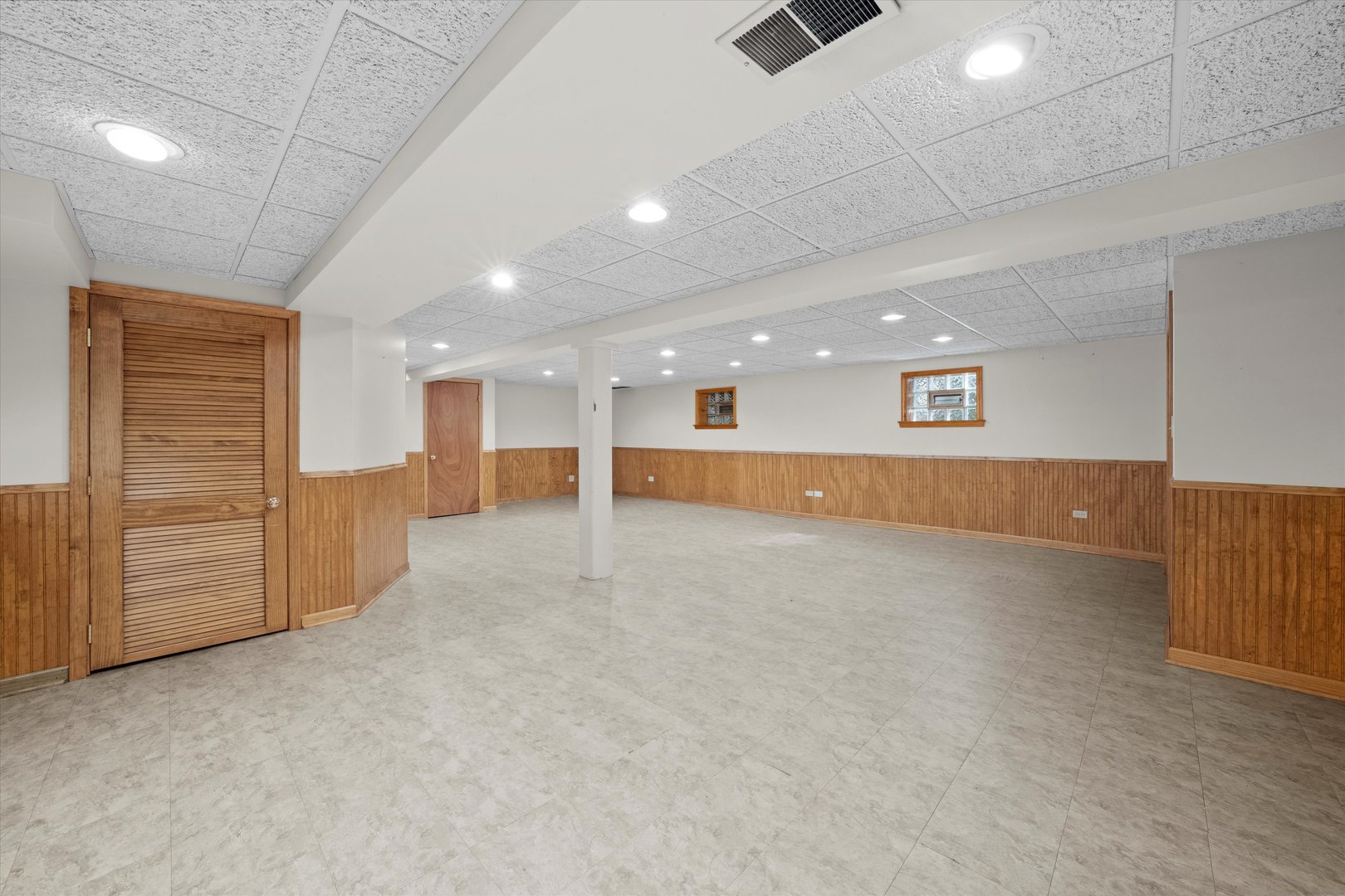 9047 W Oak Crest Court, Palos Hills, IL 60465