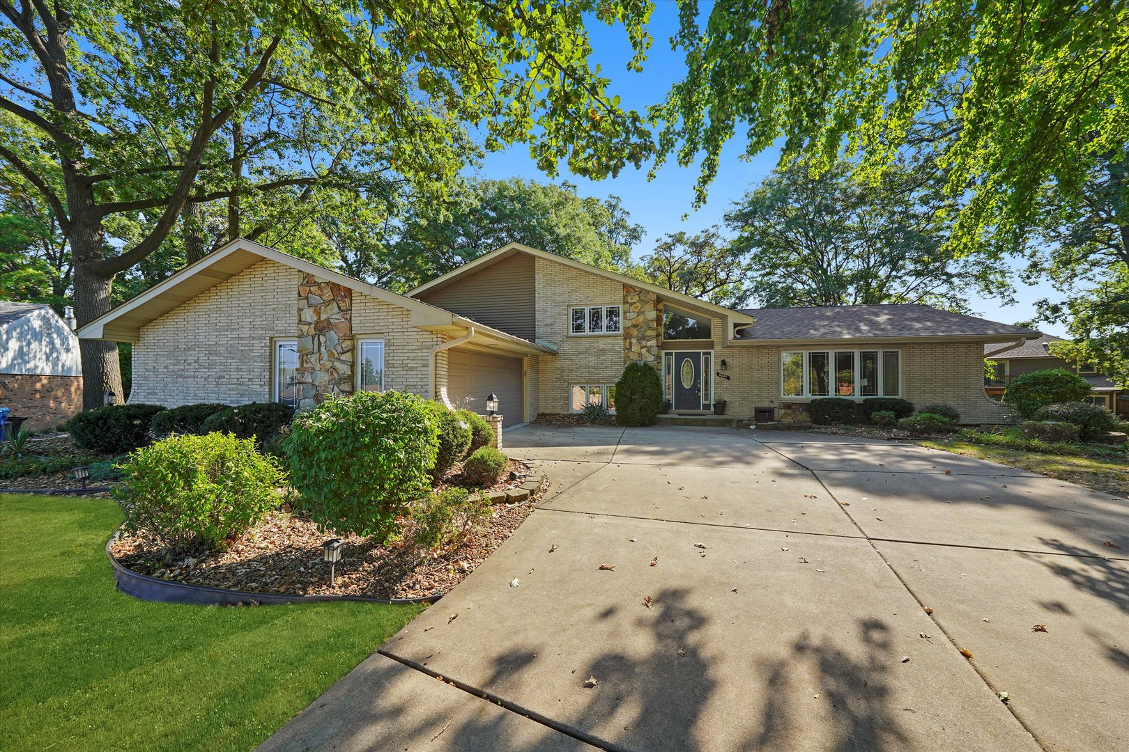 9047 W Oak Crest Court, Palos Hills, IL 60465