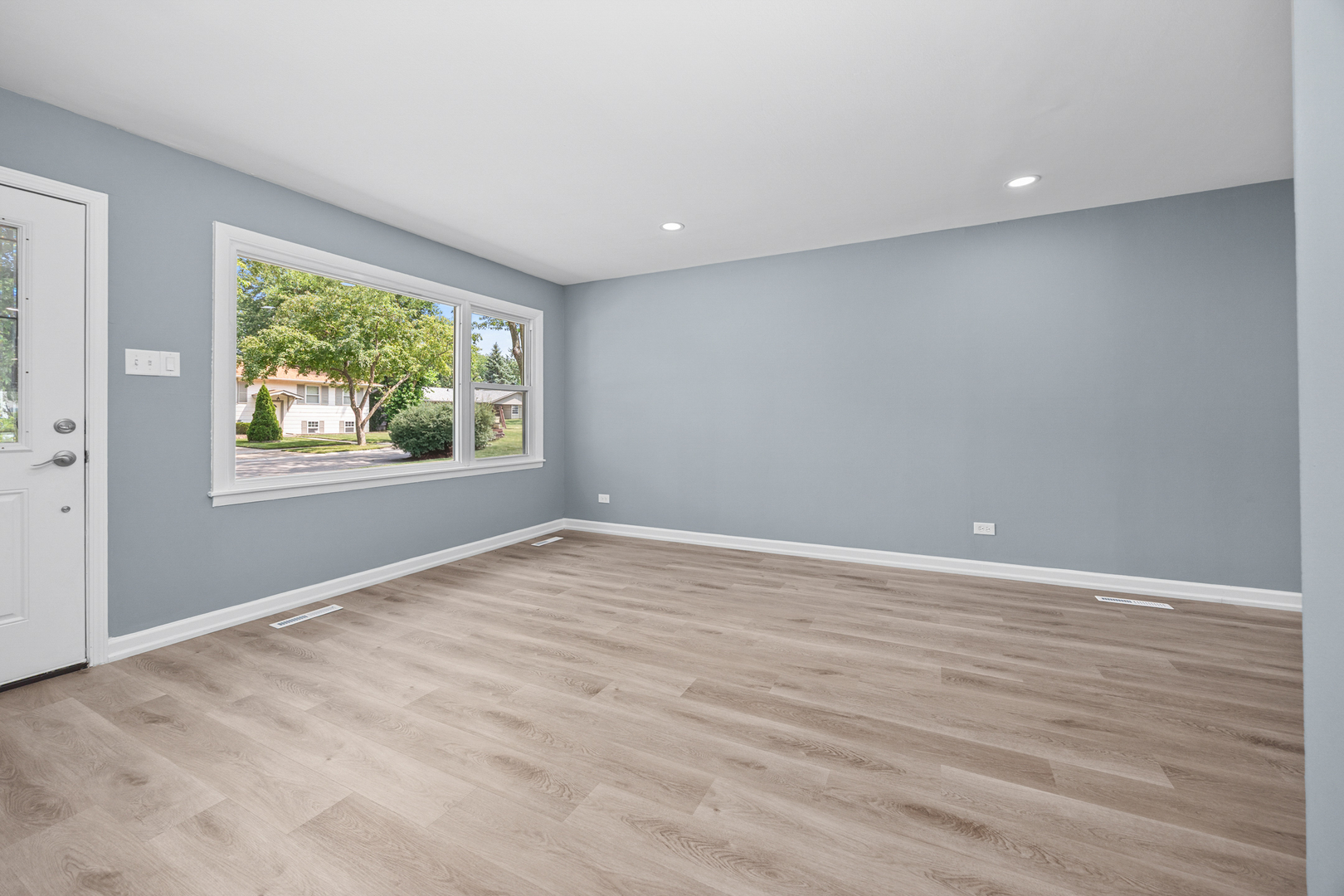 6640 Peach Tree Street, Hanover Park, IL 60133