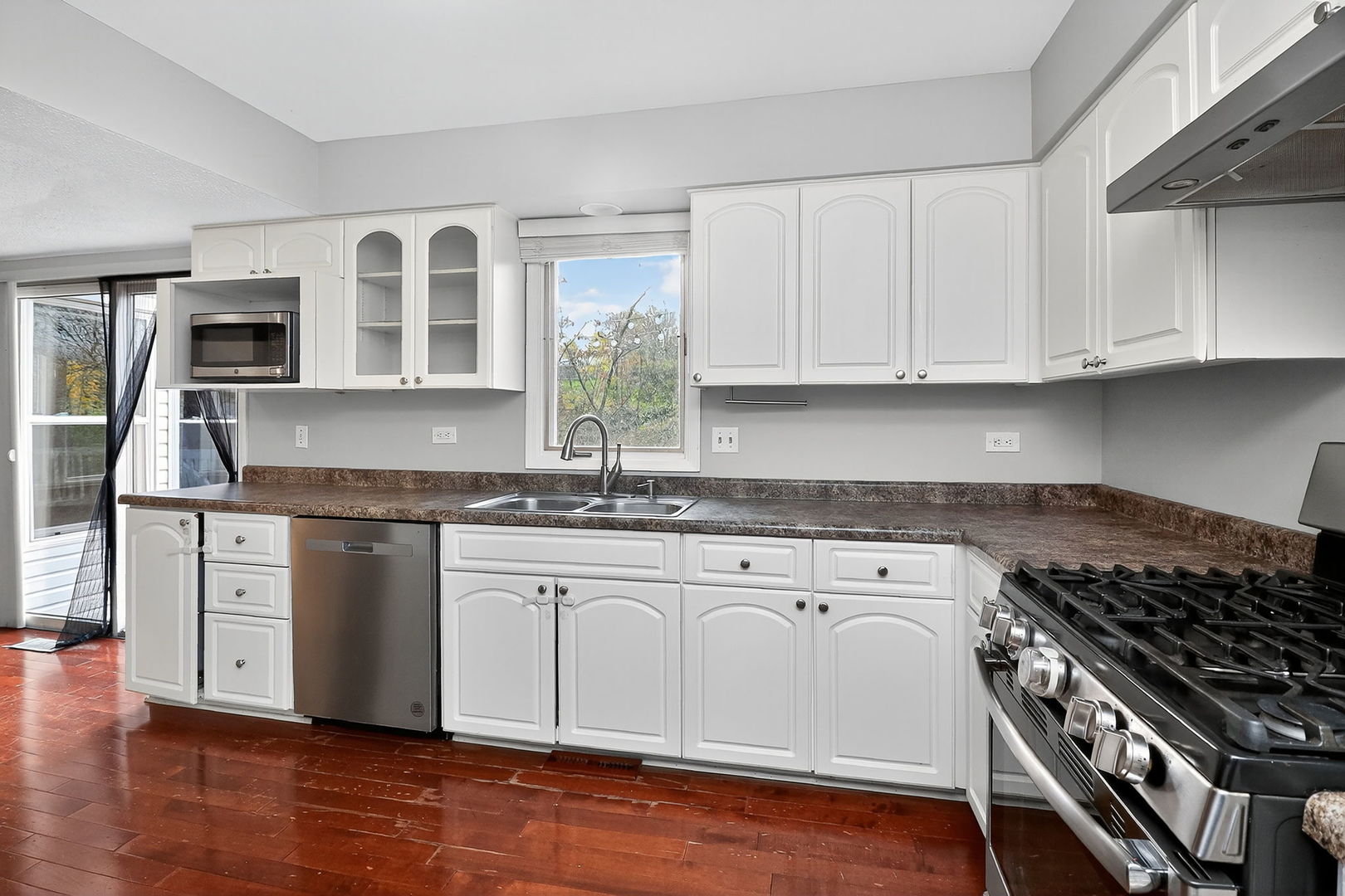 806 Hillview Drive, Lemont, IL 60439