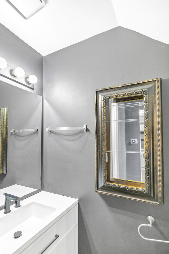 1941 Quaker Hollow Lane #1941, Streamwood, IL 60107