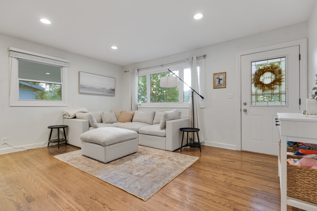 328 S 14TH Street, St. Charles, IL 60174