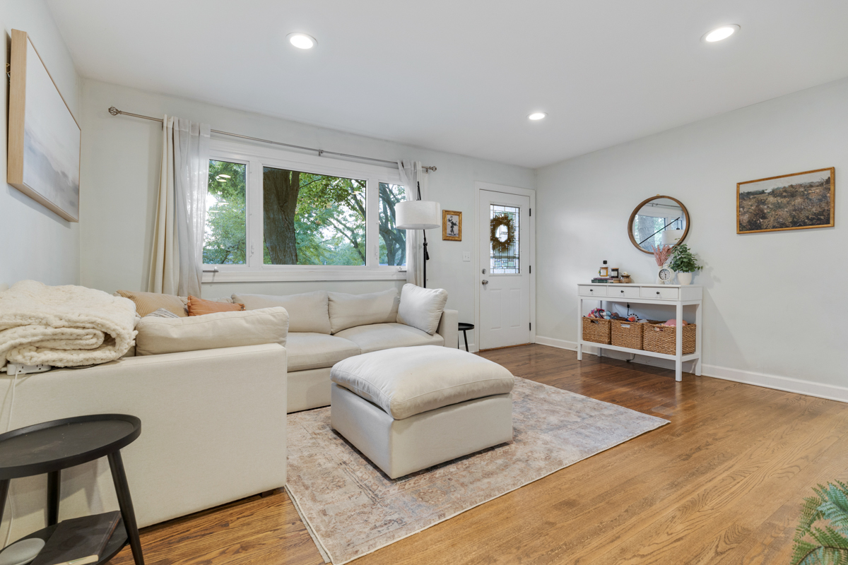 328 S 14TH Street, St. Charles, IL 60174