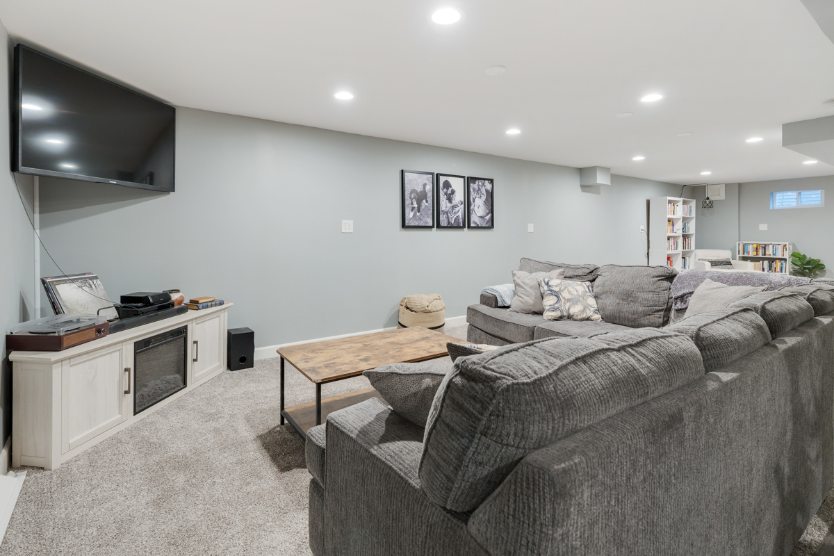 328 S 14TH Street, St. Charles, IL 60174