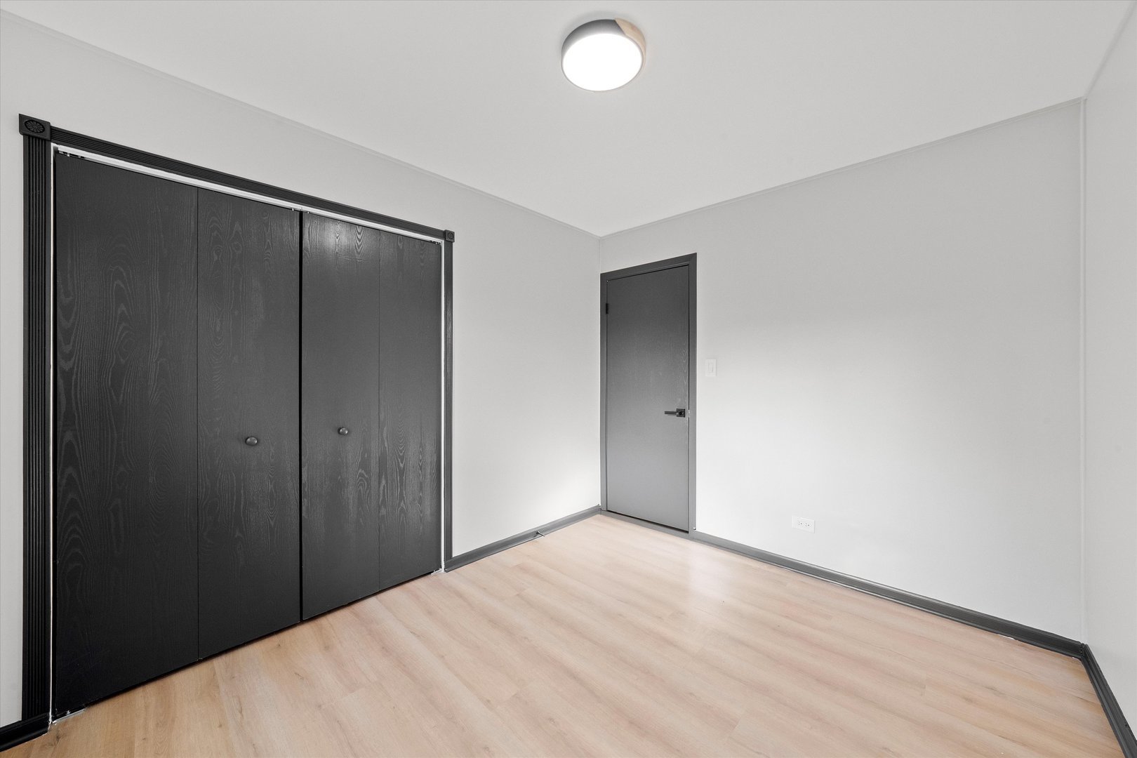 8040 Geneva Street, Woodridge, IL 60517