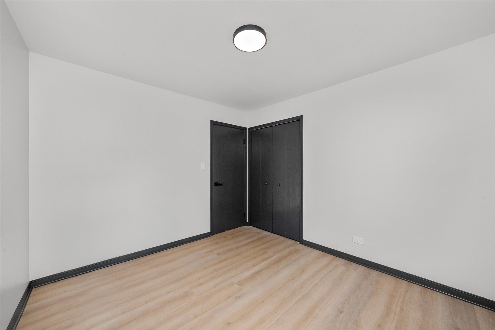 8040 Geneva Street, Woodridge, IL 60517