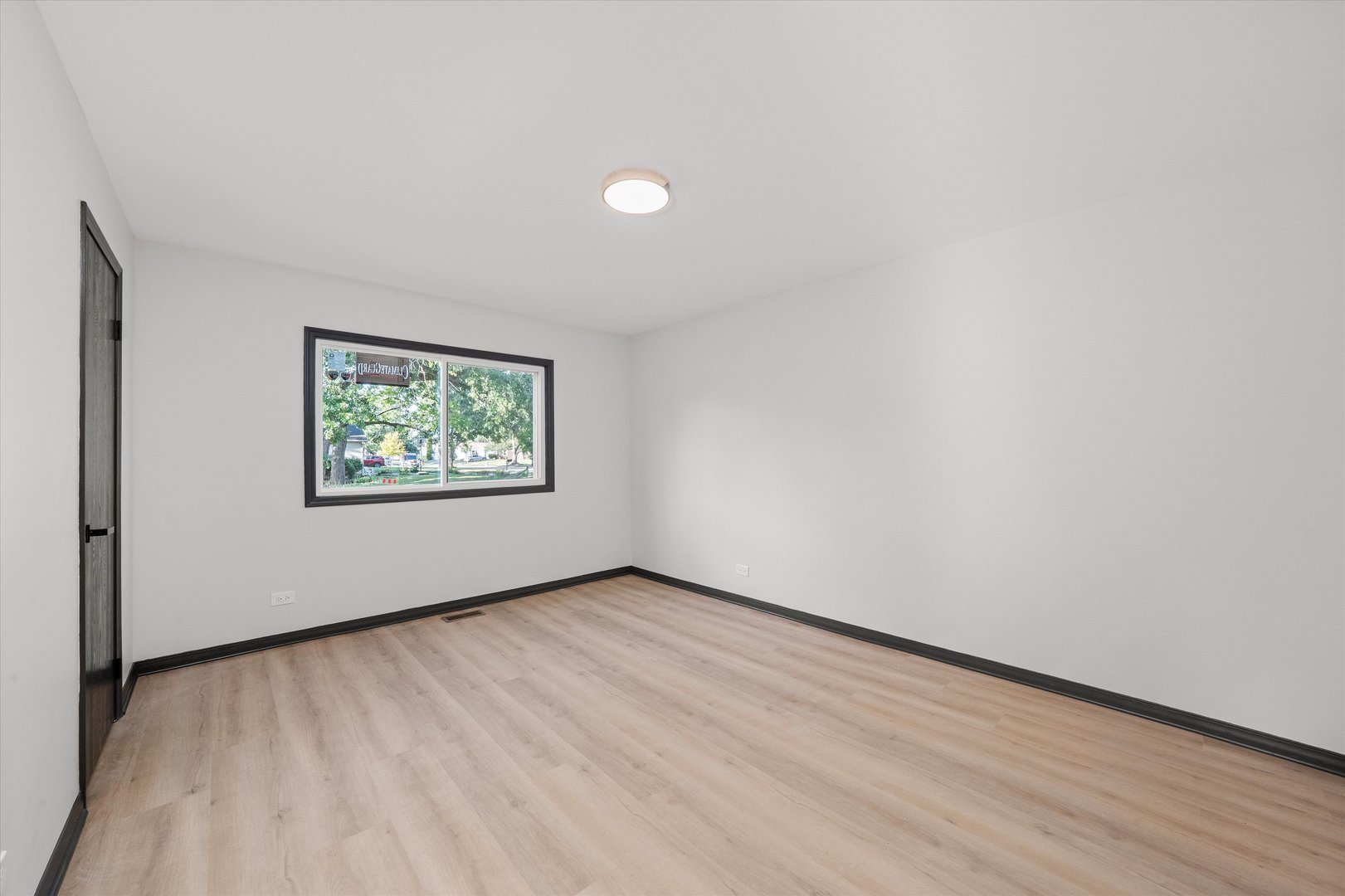 8040 Geneva Street, Woodridge, IL 60517