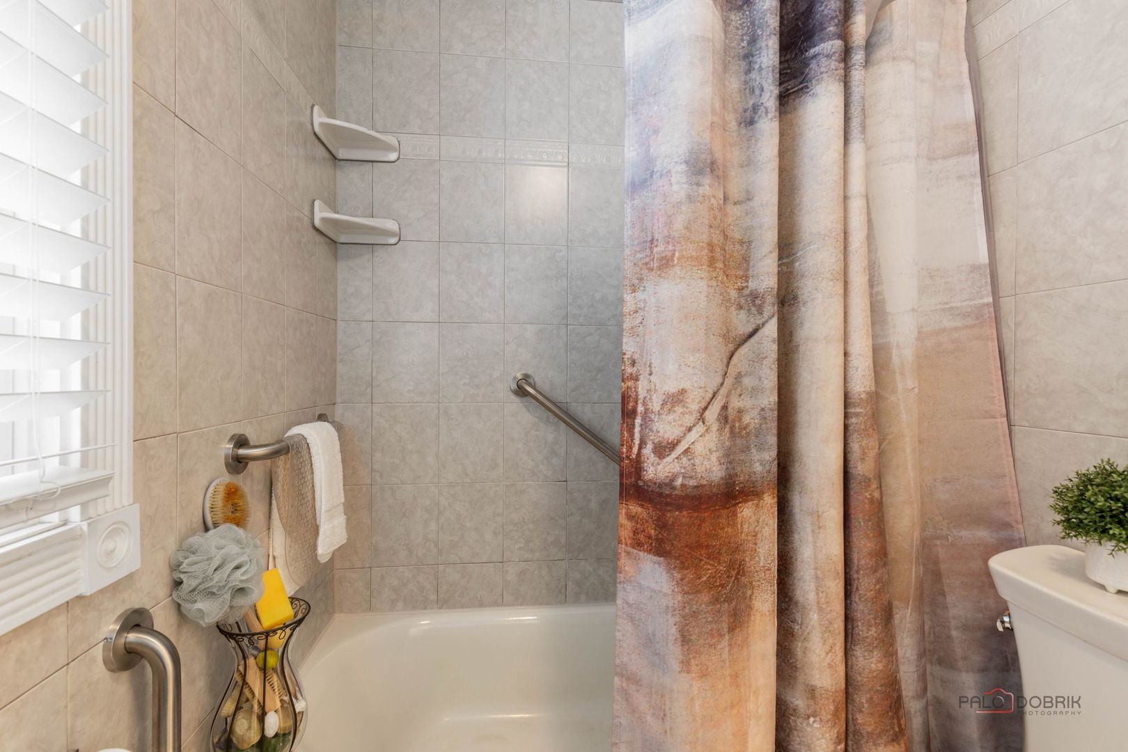 225 Wickham Drive, Schaumburg, IL 60194