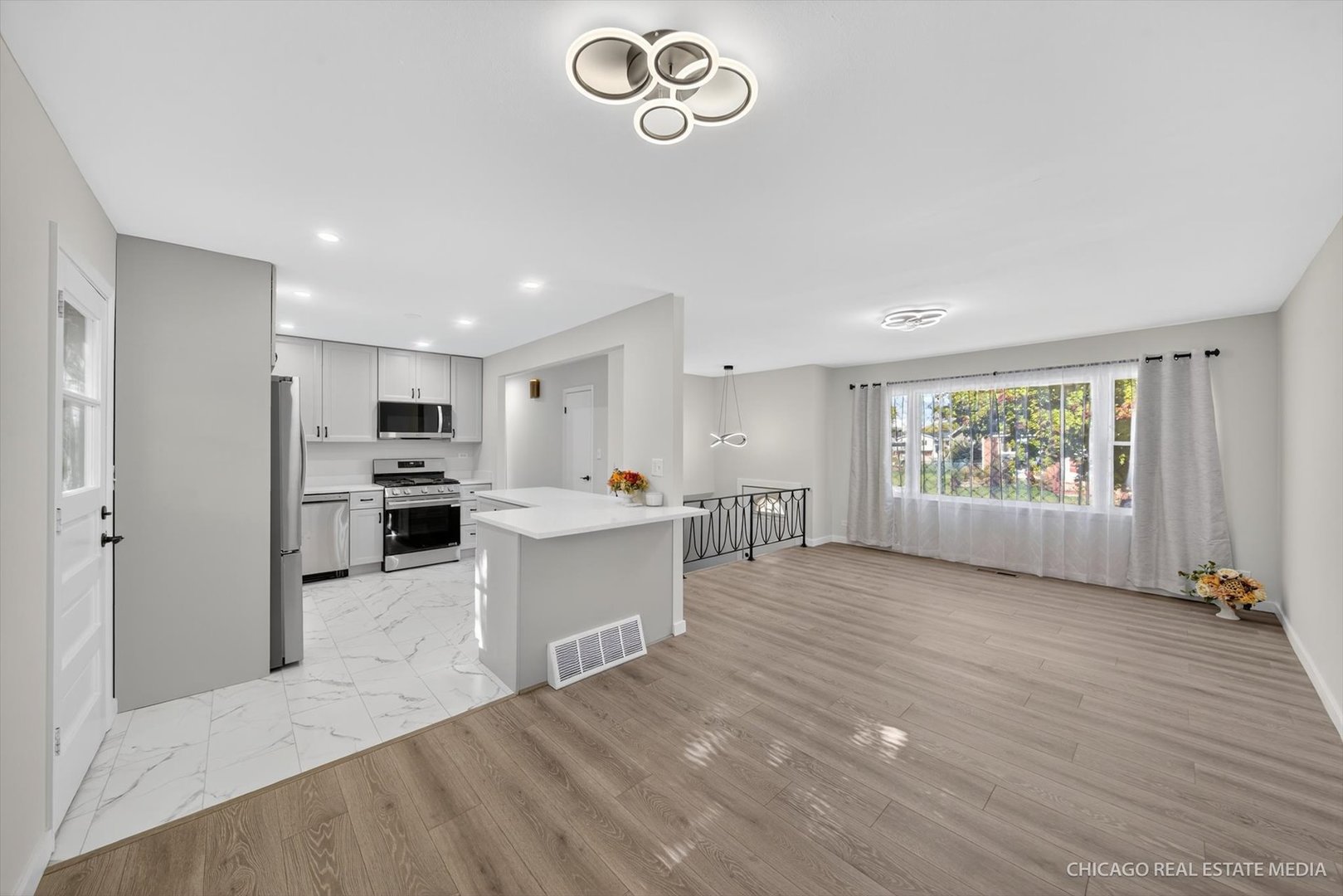 2211 Birchwood Parkway, Woodridge, IL 60517