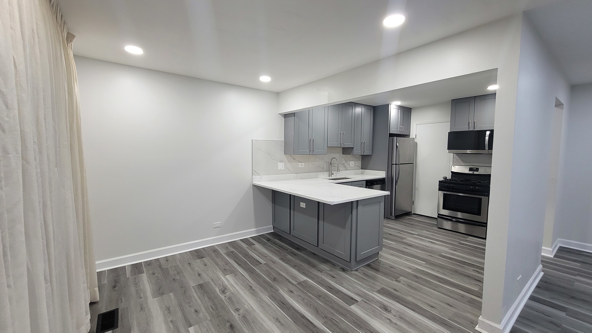 378 Sandalwood Lane #B1, Schaumburg, IL 60193