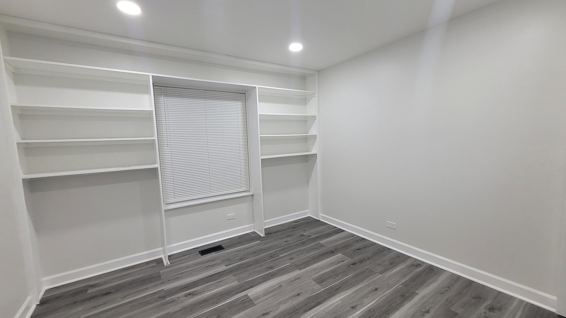 378 Sandalwood Lane #B1, Schaumburg, IL 60193