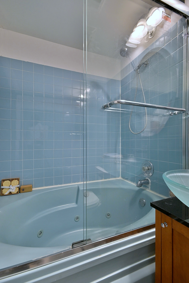 521 Michael Manor, Glenview, IL 60025