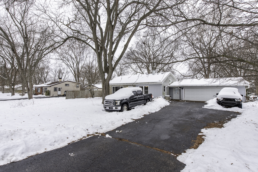 37114 N Shirley Drive, Gurnee, IL 60031