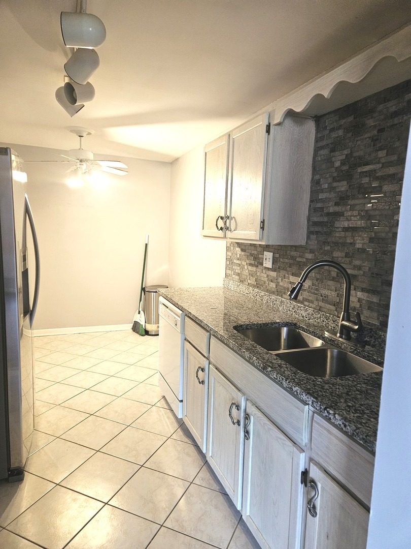 18855 Burnham Avenue #231, Lansing, IL 60438