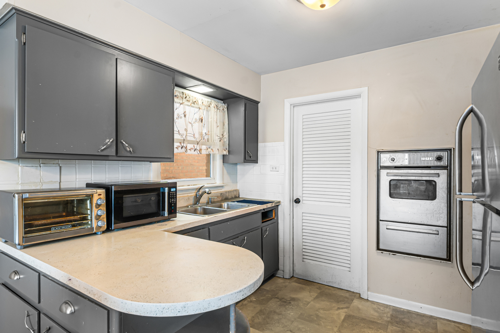 7727 New England Avenue, Burbank, IL 60459