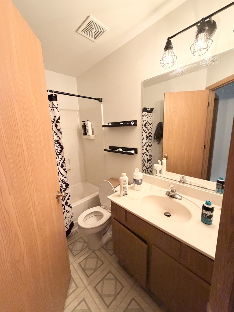 1126 Village Center Parkway #6, Aurora, IL 60506