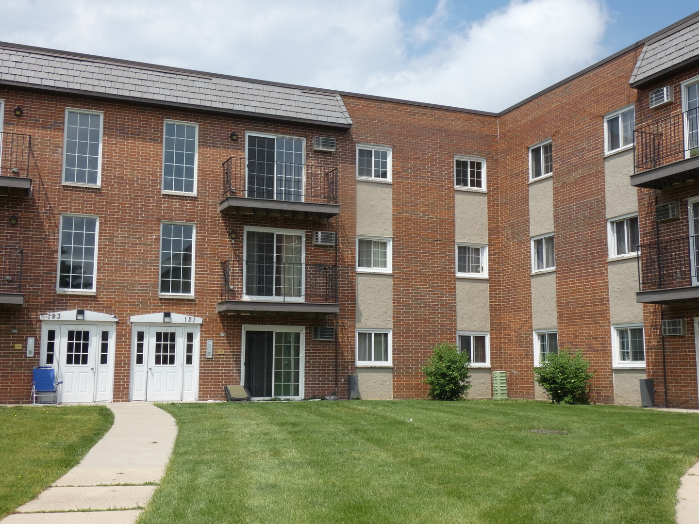 121 W Elk Trail #221, Carol Stream, IL 60188