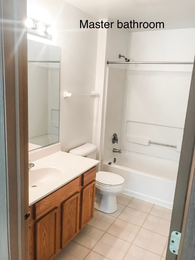 1131 Silverstone Drive #1131, Carpentersville, IL 60110