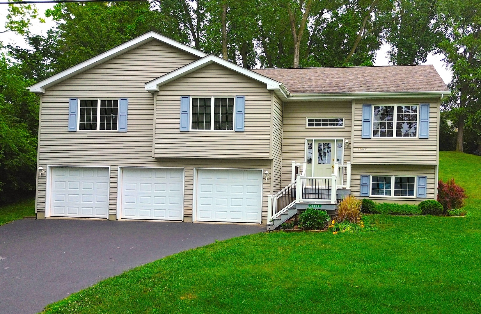 38815 N Broadway Avenue, Antioch, IL 60002