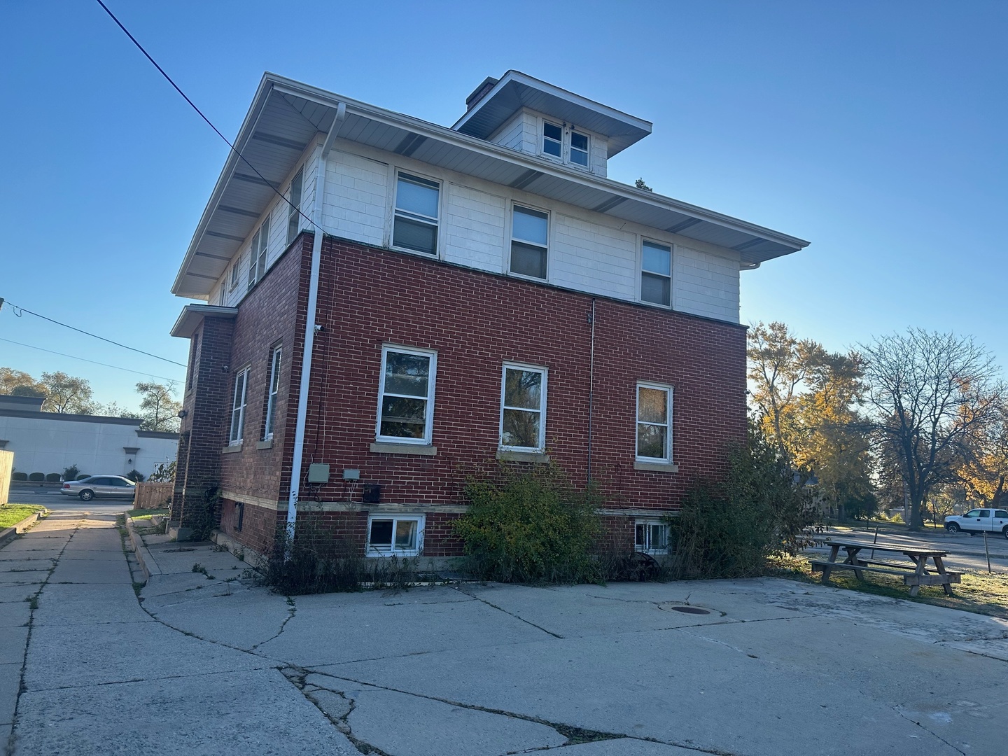 6 S Monterey Avenue #E, Villa Park, IL 60181