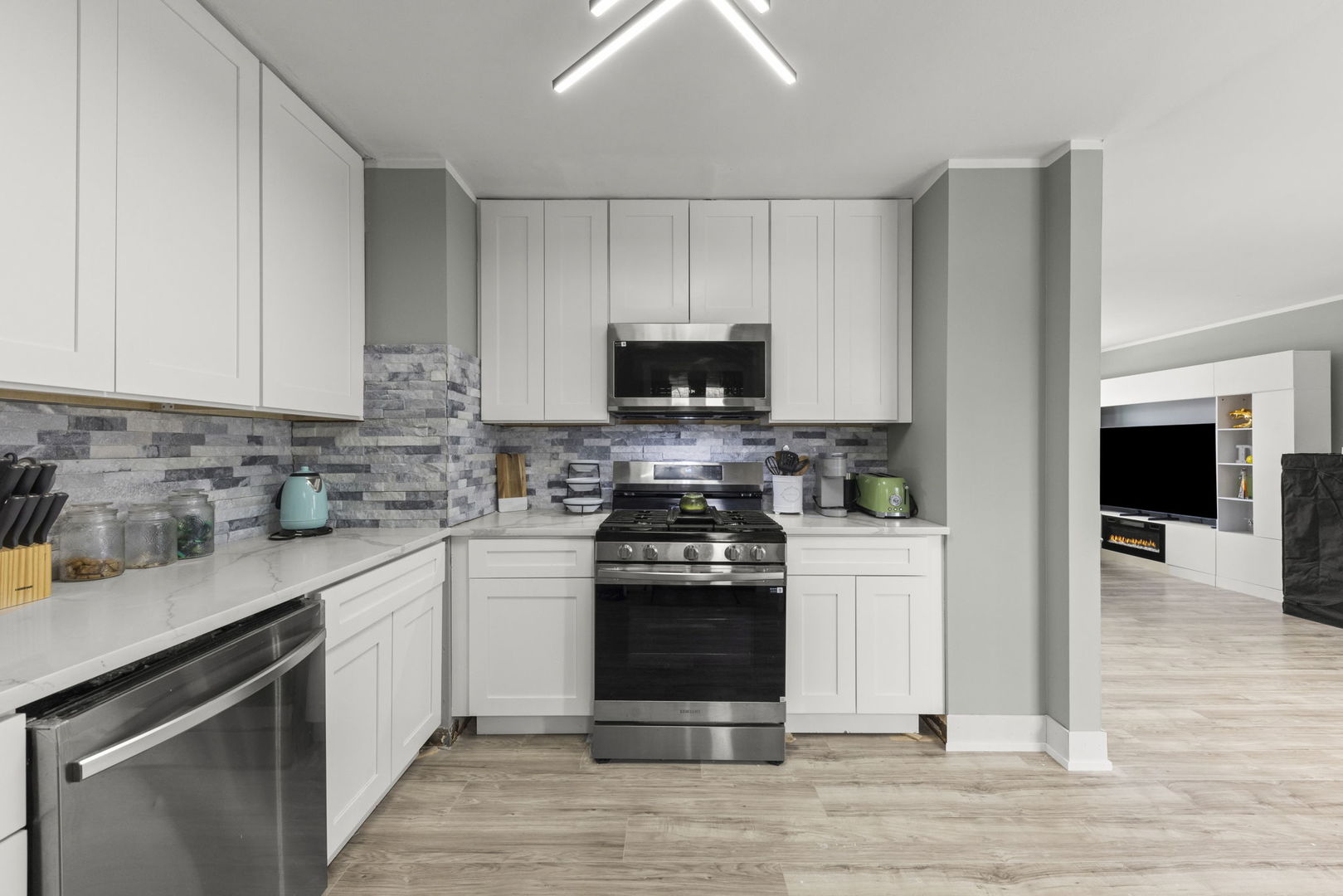 1364 Leslie Lane, Glendale Heights, IL 60139