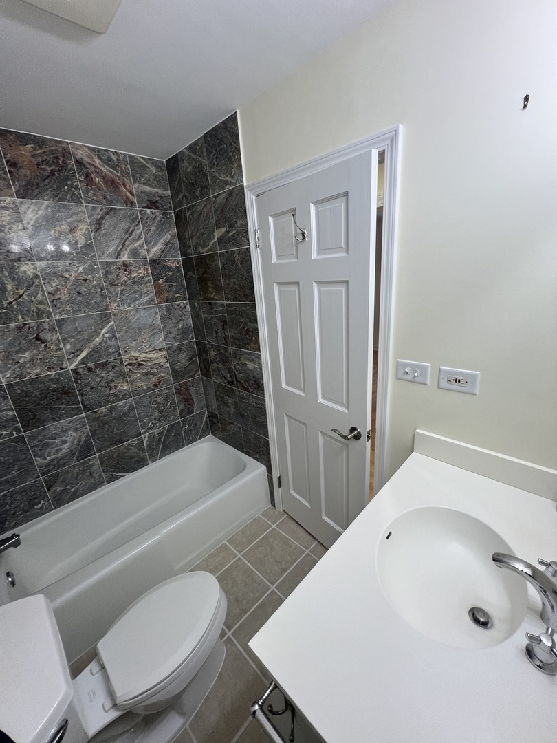 2426 N Kennicott Drive #1B, Arlington Heights, IL 60004