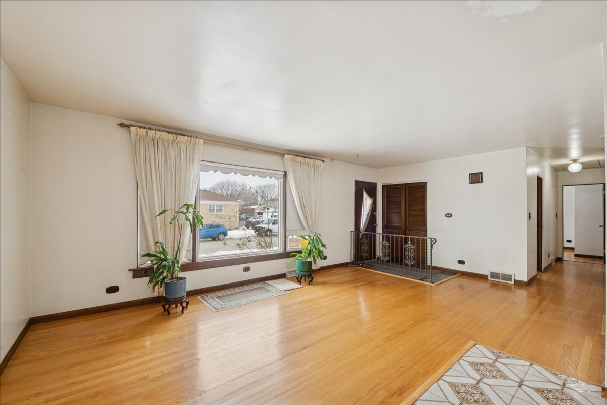 4647 N Newland Avenue, Harwood Heights, IL 60706