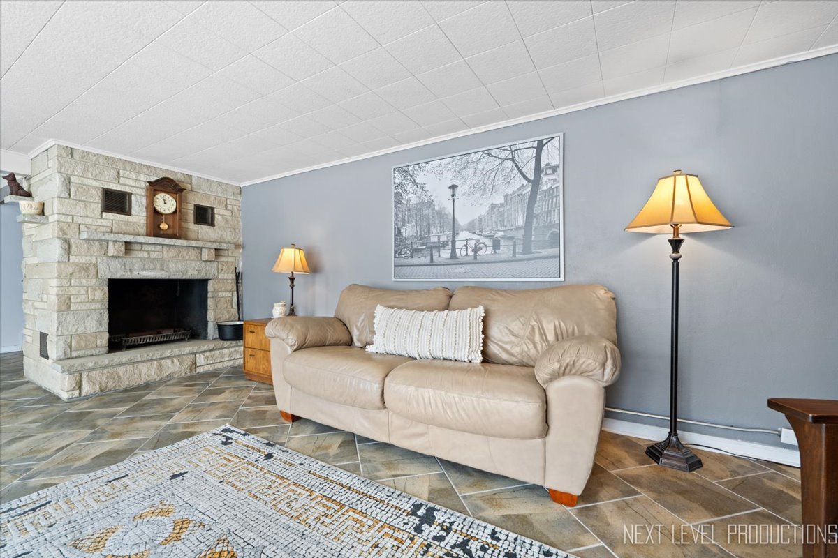 38W443 Sunset Drive, St. Charles, IL 60175