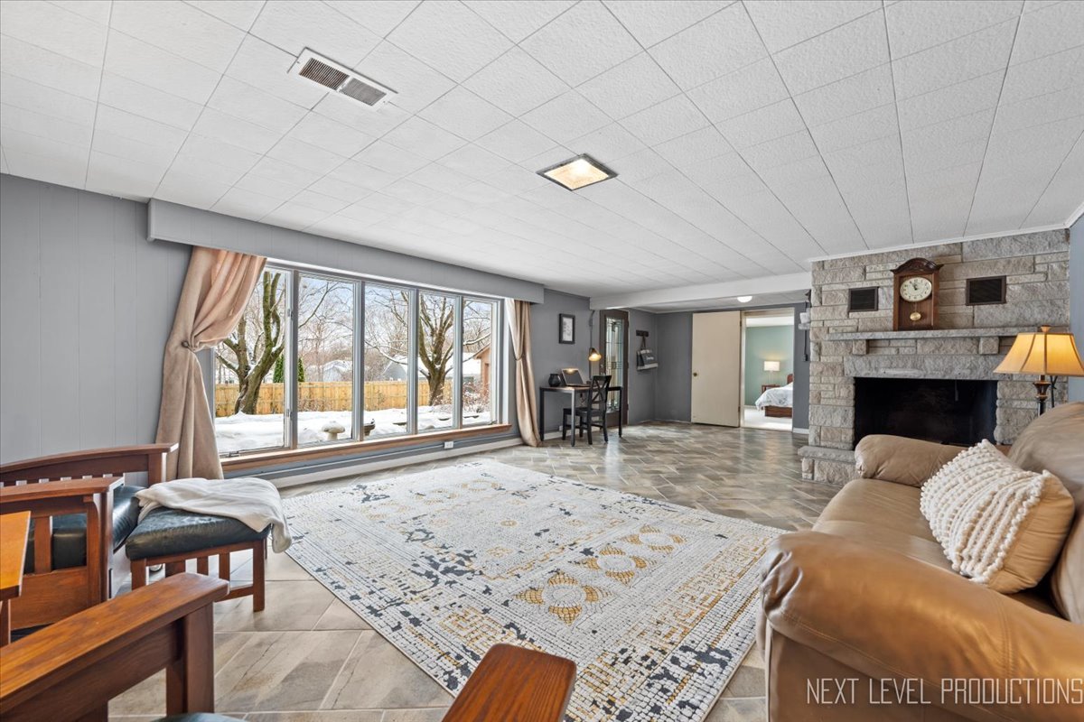 38W443 Sunset Drive, St. Charles, IL 60175