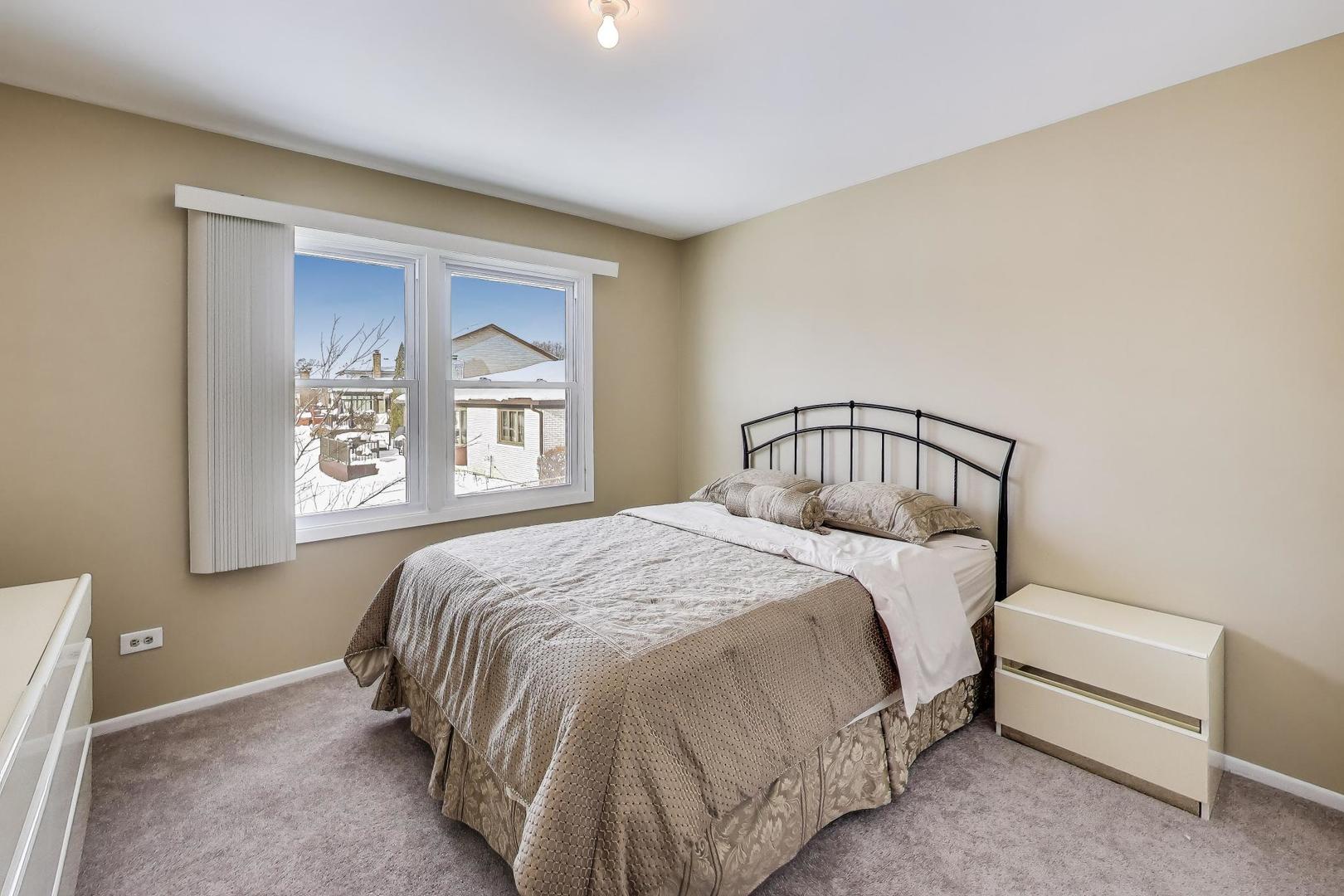 180 N Prairie Drive, Addison, IL 60101