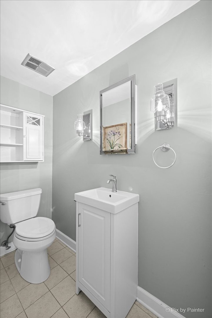 215 Lakeshore Lane, Bloomingdale, IL 60108