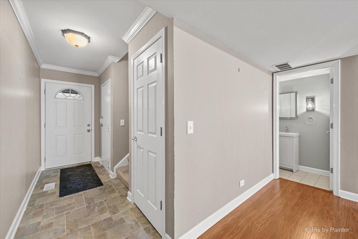 215 Lakeshore Lane, Bloomingdale, IL 60108