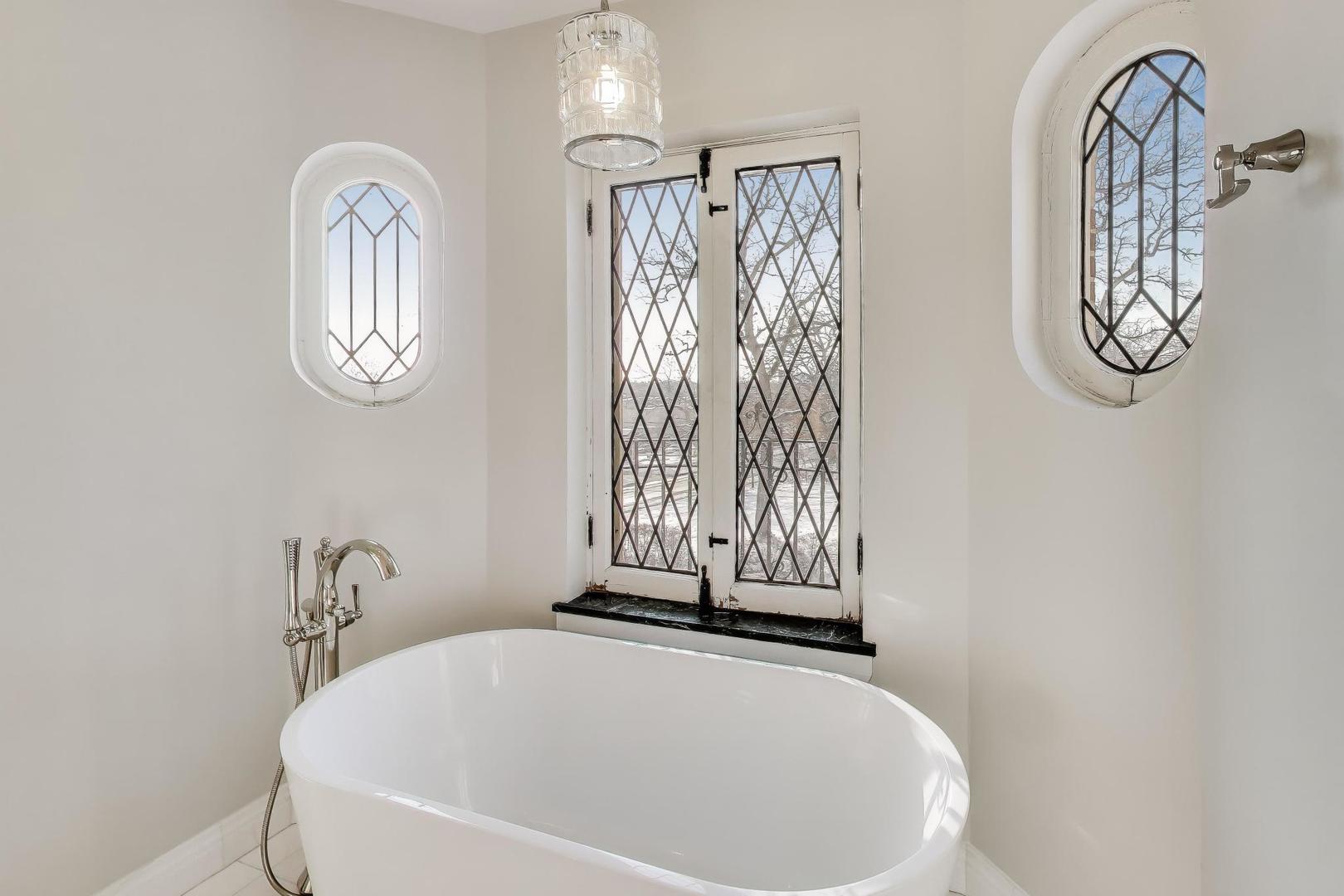 10162 S Longwood Drive, Chicago, IL 60643