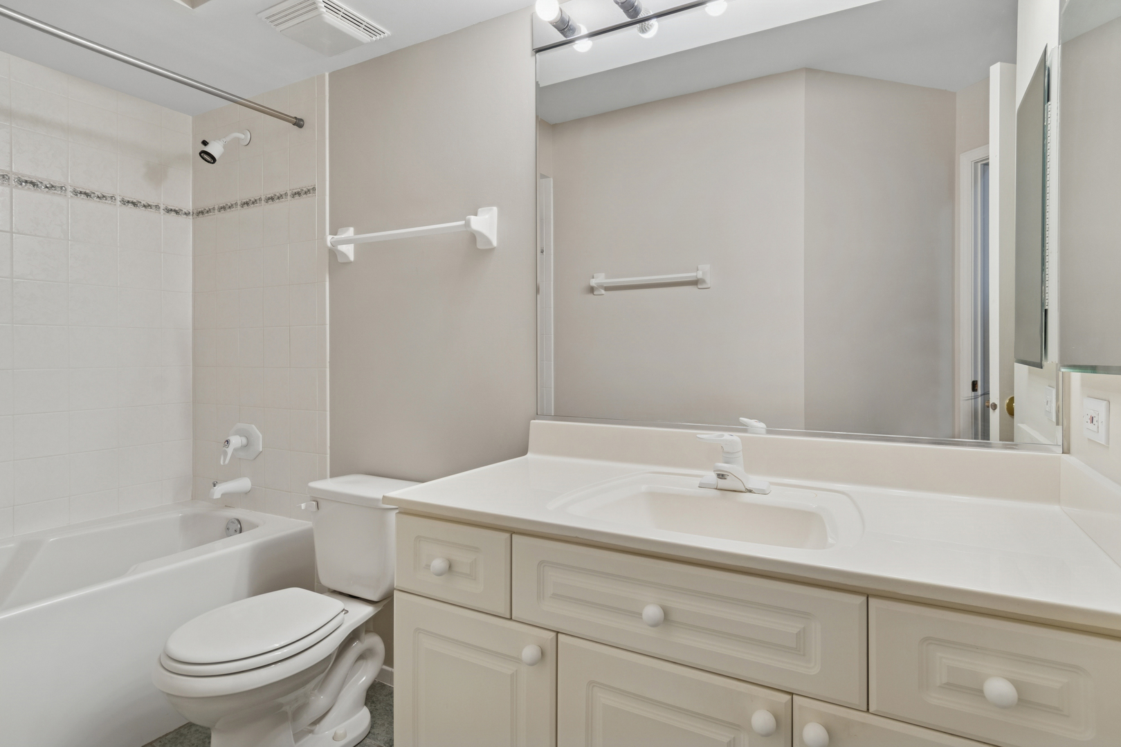 100 N Gary Avenue #408, Wheaton, IL 60187