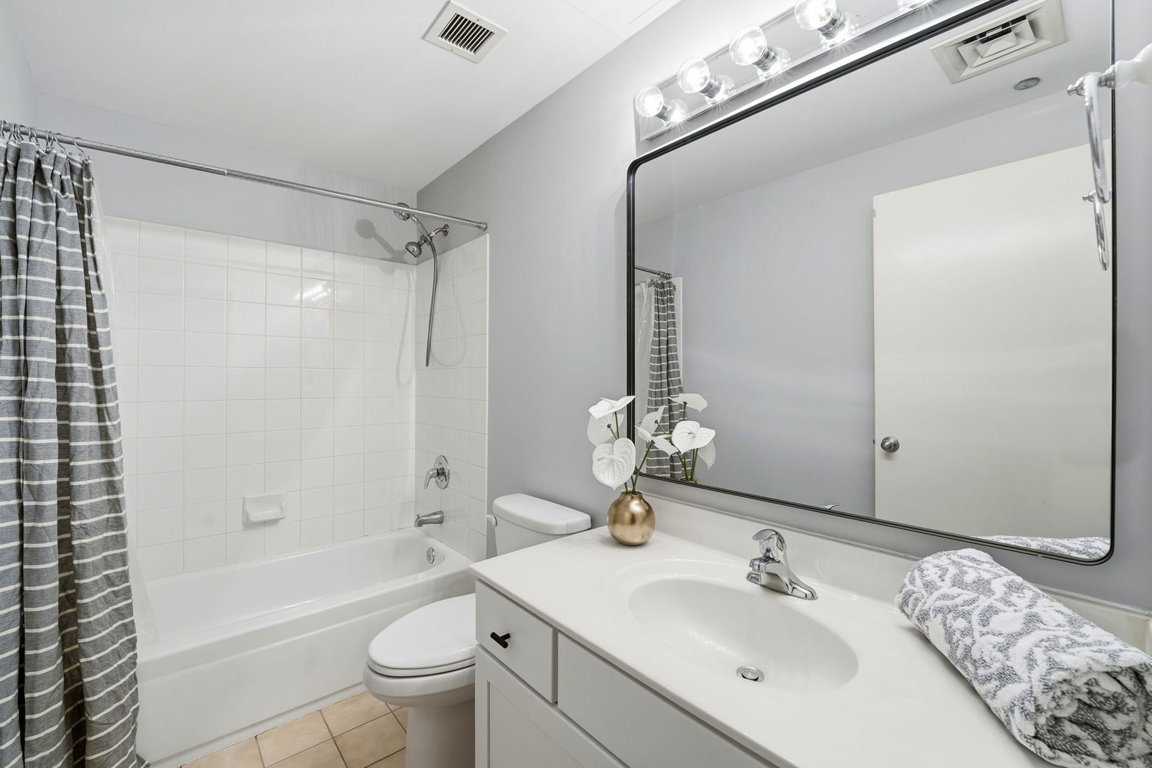 208 W Washington Street #611, Chicago, IL 60606